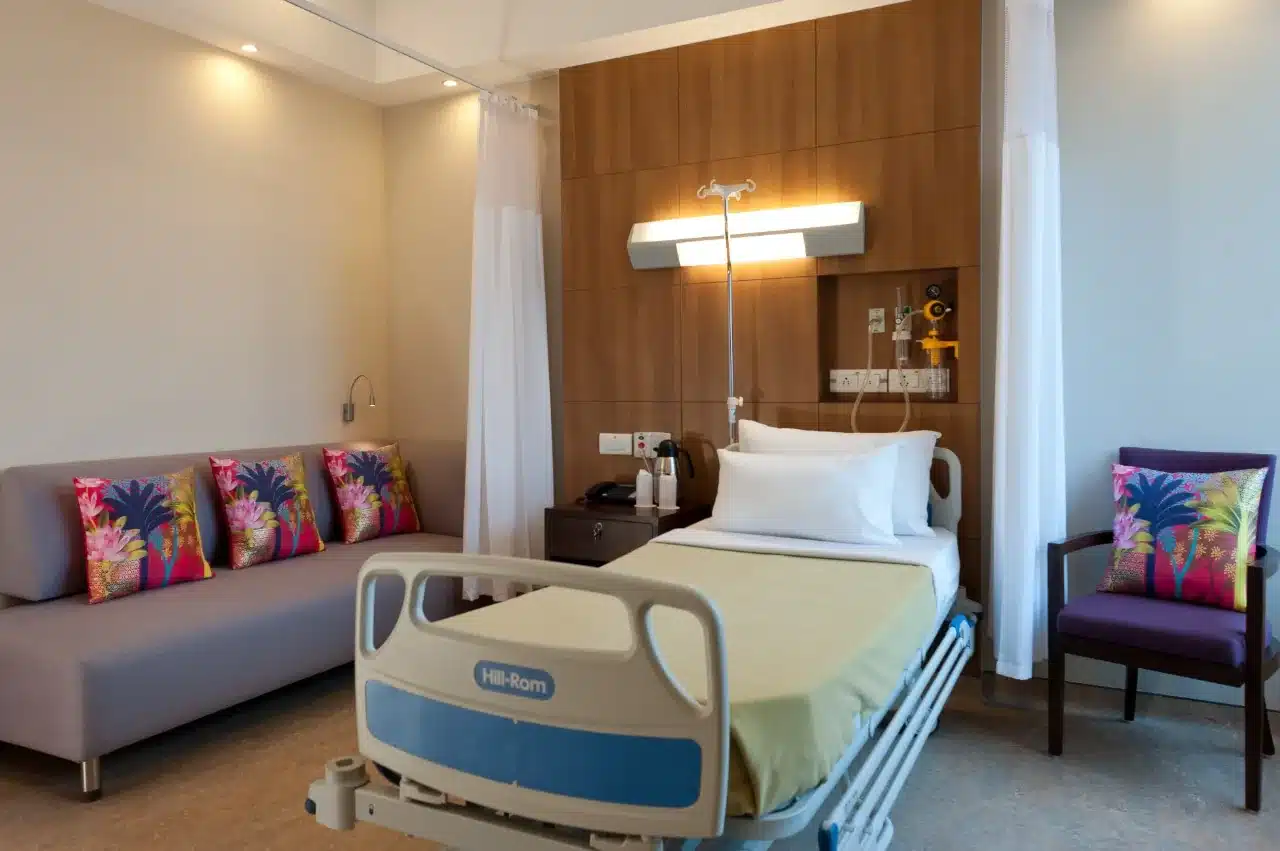 Deluxe private HSCT patient room at HSCT Hospital India, with attendant seating and triple HEPA air filtration.