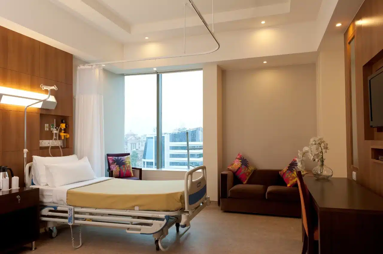 Private HSCT recovery room at HSCT Hospital India, with a large window, attendant sofa and triple HEPA air filtration.